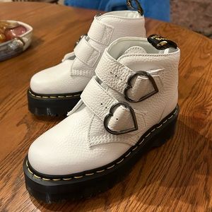 Dr. Martens Devon Heart white platform boots never worn US6/EU37